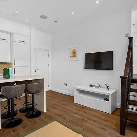 Bright & Airy Flat With Stunning Rooftop Views Apartment