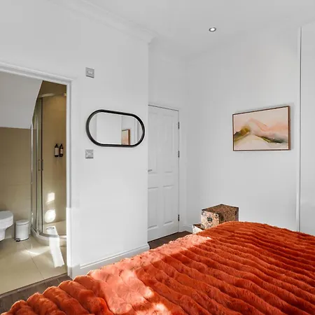 Bright & Airy Flat With Stunning Rooftop Views * London