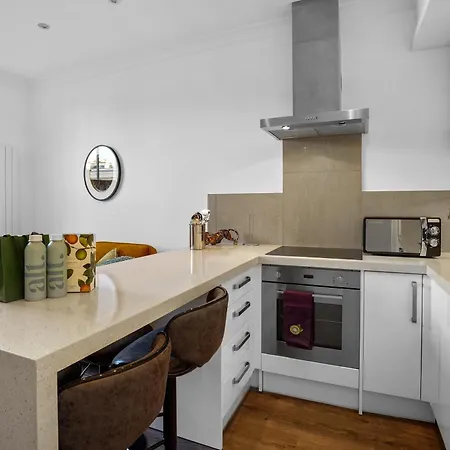 Bright & Airy Flat With Stunning Rooftop Views Apartment