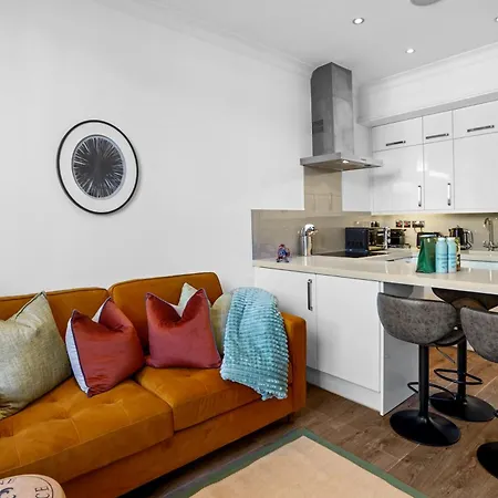 Bright & Airy Flat With Stunning Rooftop Views London