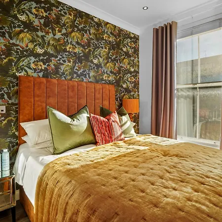 Bright & Airy Flat With Stunning Rooftop Views