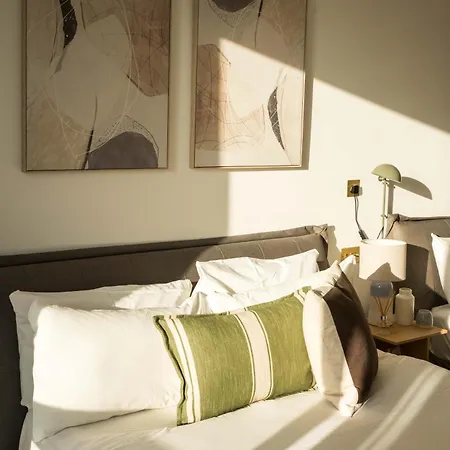 Apartment On Of The Canal With View -balcony London