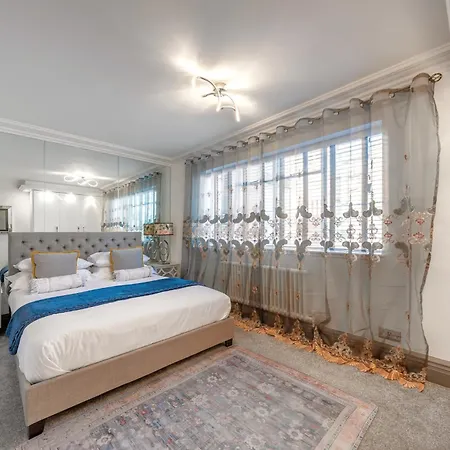 Posh With Terrace Over Harrods Apartment London