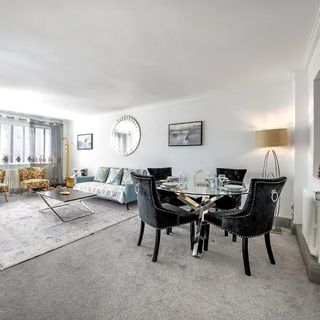 Posh With Terrace Over Harrods Apartment London