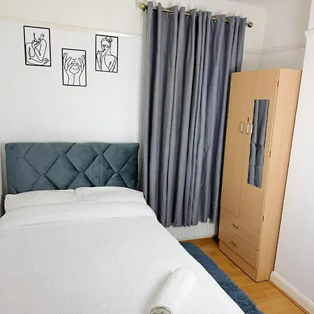 Big In East Ham Homestay