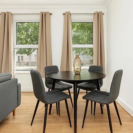 2 Bed Flat In Acton Town Londres