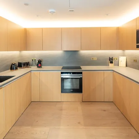 Sunrise View Luxury With Balcony And Elevator * London