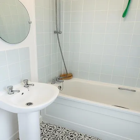 33m Near Canary Wharf London