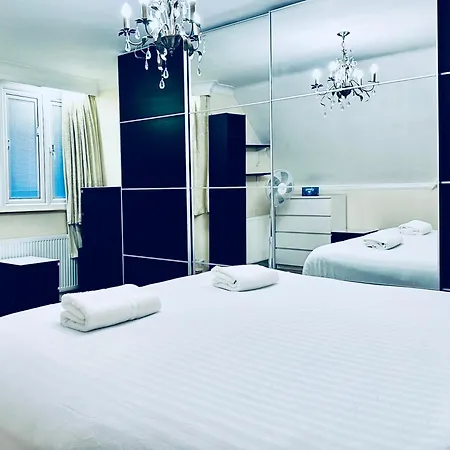Eden's Place In Harrow - 1 Extra Large Double Bed, 3 Single Beds, Spacious, Ideal For Families