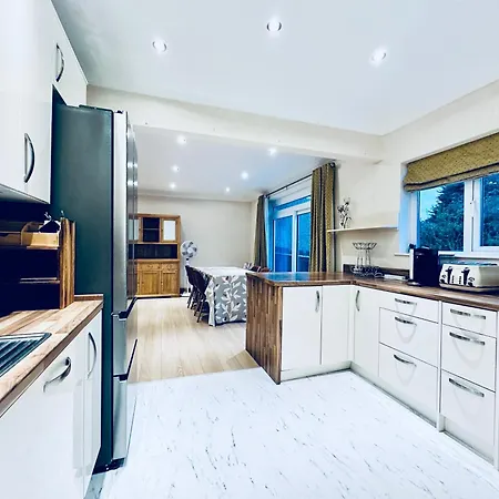 Eden's Place In Harrow - 1 Extra Large Double Bed, 3 Single Beds, Spacious, Ideal For Families ヴィラ *