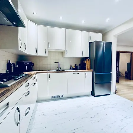 Eden's Place In Harrow - 1 Extra Large Double Bed, 3 Single Beds, Spacious, Ideal For Families *