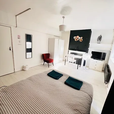 E2 Guest house *