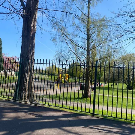Modern 2 Bedroom House In Greater London - Private Garden, Free Wifi And Parking *