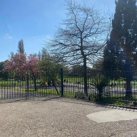Modern 2 Bedroom House In Greater London - Private Garden, Free Wifi And Parking * Dagenham
