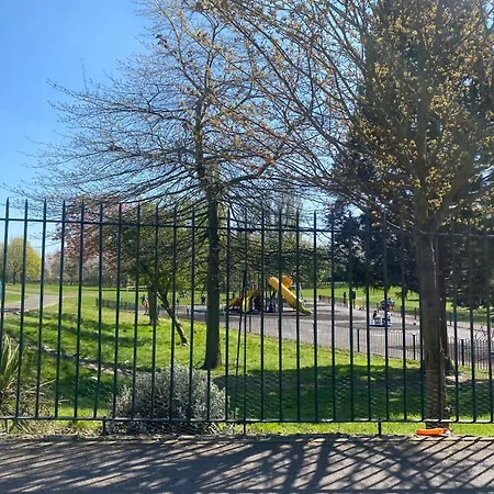 Modern 2 Bedroom House In Greater London - Private Garden, Free Wifi And Parking Dagenham