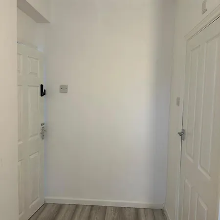 Beautiful Private Double In A Shared 3-bedroom Minutes Walk From Bethnal Apartment *
