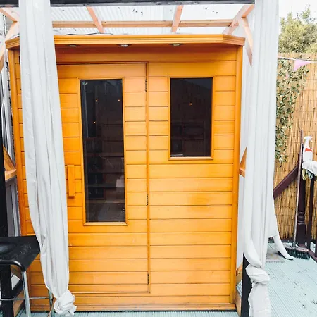 Holiday home Relaxhaus! 3br Garden Retreat With 2 Saunas, Hot Tub And Cinema *