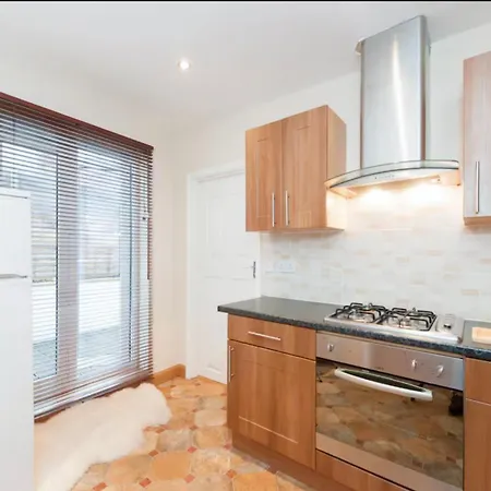 Superb In Willesden Green, 10mins To Appartamento Londra