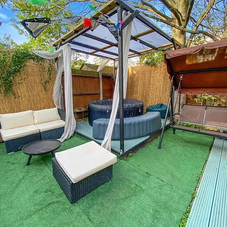 Relaxhaus! 3br Garden Retreat With 2 Saunas, Hot Tub And Cinema London