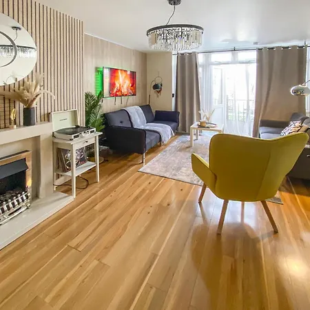 Relaxhaus! 3br Garden Retreat With 2 Saunas, Hot Tub And Cinema