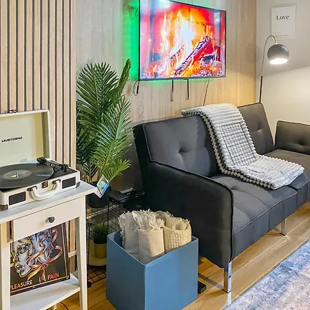 Relaxhaus! 3br Garden Retreat With 2 Saunas, Hot Tub And Cinema *