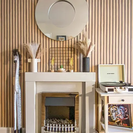 Relaxhaus! 3br Garden Retreat With 2 Saunas, Hot Tub And Cinema