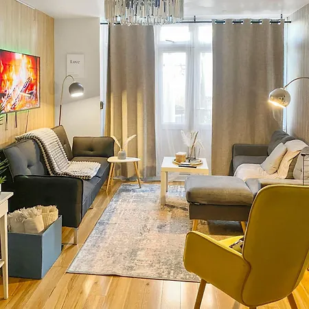 Relaxhaus! 3br Garden Retreat With 2 Saunas, Hot Tub And Cinema Holiday home