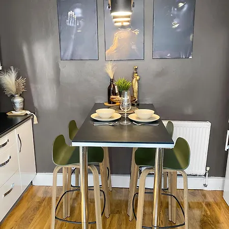 Relaxhaus! 3br Garden Retreat With 2 Saunas, Hot Tub And Cinema * London