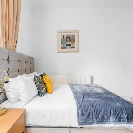 Sublime 2bed Near 02 Arena, Excel Centre, Airport, 5 Mins Walk To Blackwall Station, 10 Mins Walk To Canary Wharf, Free Unrestricted Parking *