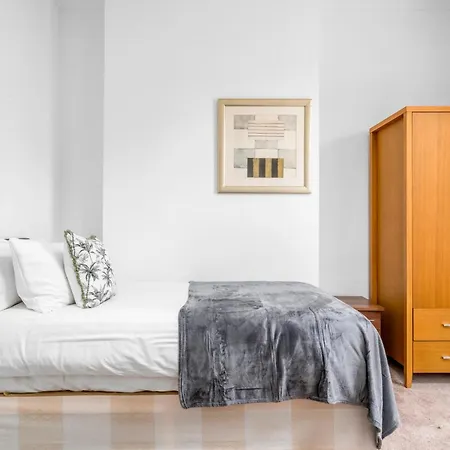 Apartment Sublime 2bed Near 02 Arena, Excel Centre, Airport, 5 Mins Walk To Blackwall Station, 10 Mins Walk To Canary Wharf, Free Unrestricted Parking London