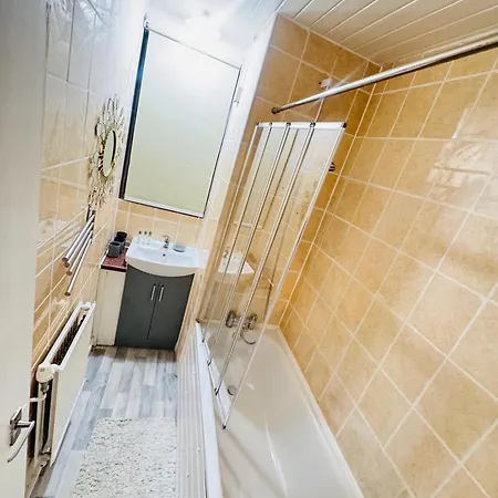 Two Bedroom In Paddington Apartment