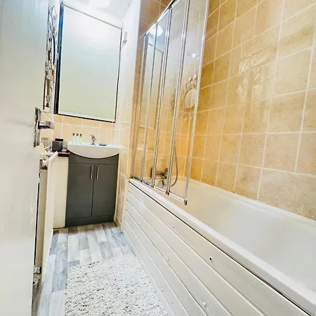 Two Bedroom In Paddington Apartment London