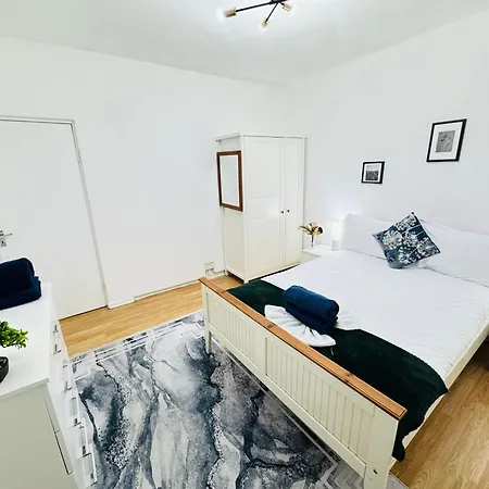 Two Bedroom In Paddington Apartment London