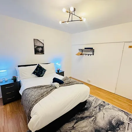 Two Bedroom In Paddington Apartment London