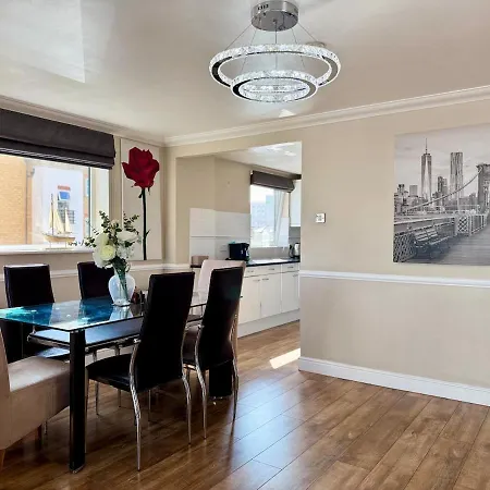 Luxury Greenwich Apartment *