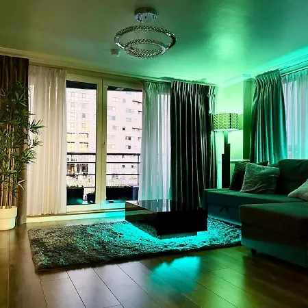 Luxury Greenwich Apartment *