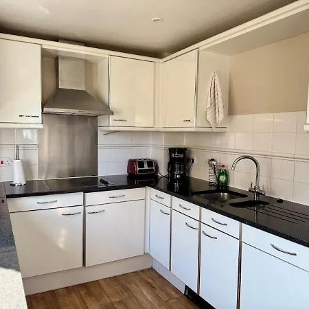 Luxury Greenwich Apartment *