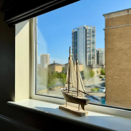Luxury Greenwich Apartment *