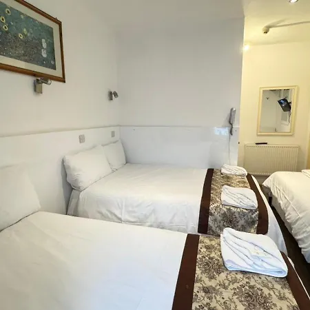 Hotel Warwick Road 2*