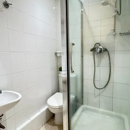 Hotel Warwick Road 2*