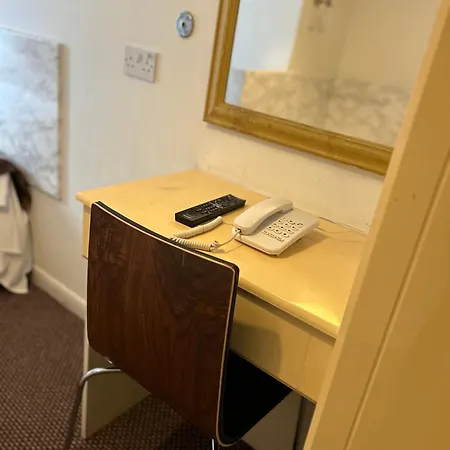 Hotel Warwick Road 2*