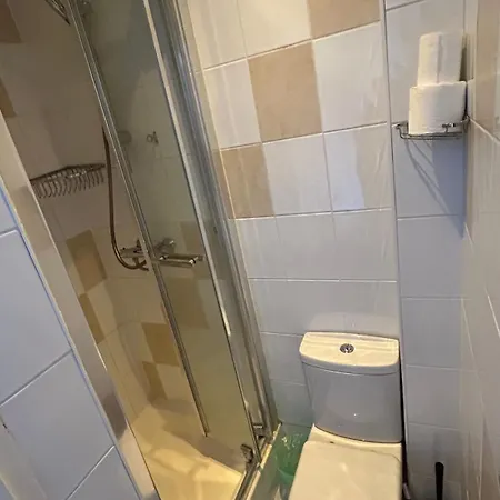 Hotel Warwick Road 2*