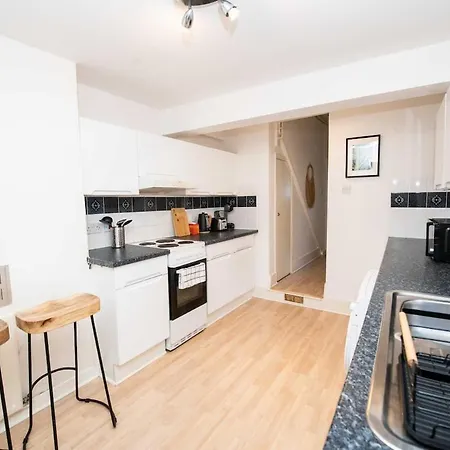 Apartment Bishop's Road - Welcoming Flat With Outside Space