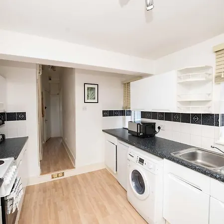 Apartment Bishop's Road - Welcoming Flat With Outside Space *