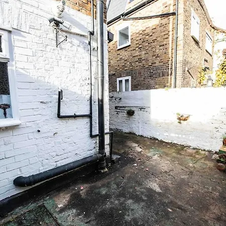Bishop's Road - Welcoming Flat With Outside Space *