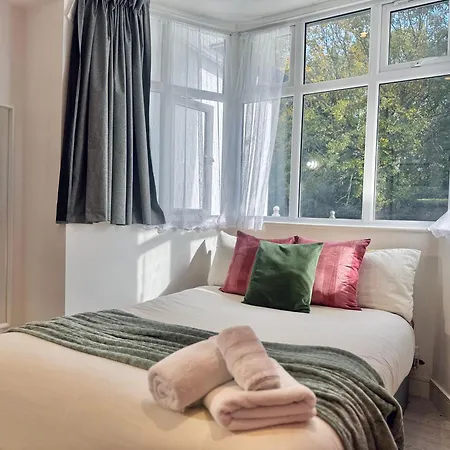 En-suites With Free Parking 30min To Penzion