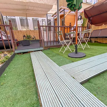 Relaxhaus! 3br Garden Retreat With 2 Saunas, Hot Tub And Cinema Holiday home *