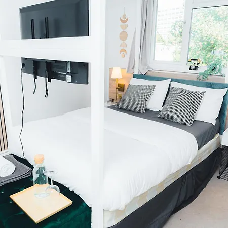 Relaxhaus! 3br Garden Retreat With 2 Saunas, Hot Tub And Cinema Holiday home