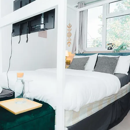 Relaxhaus! 3br Garden Retreat With 2 Saunas, Hot Tub And Cinema *