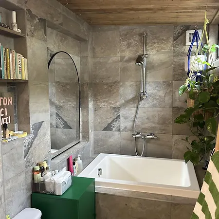 Klein House Clapton Sleeps 2-piano-patio-mirrorbed Apartment London